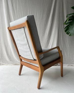 
                  
                    Mid-century armchair in Silver
                  
                